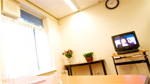 電視廣告給鬼看？資深媒體人親揭「慘」業寒冬：老人在家寧可躺著滑手機…