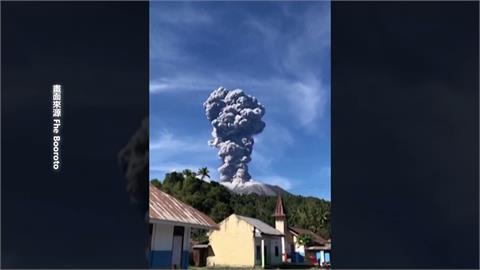 印尼「伊布火山」噴發　如黑龍飛天！　民眾拿手機記錄驚人瞬間