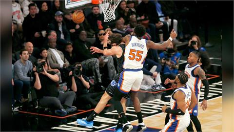 NBA(影)／這個落地不太妙！「魔術得分王」表情痛苦抱左膝美媒憂：恐傷前十字韌帶