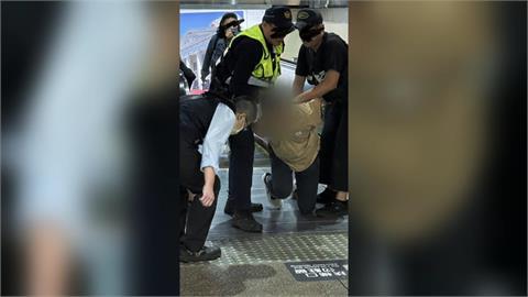 跨年前一天不平靜!北車再傳突發狀況 男喊「火車出軌」遭站務員噴辣椒水