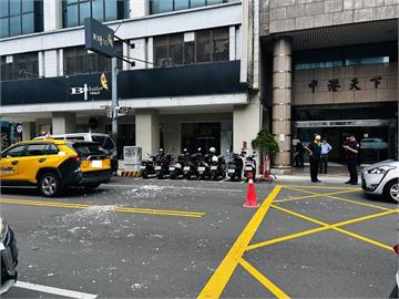 台中商辦大樓磁磚突然掉落　轟！「磁磚雨」砸計程車、幸無人傷