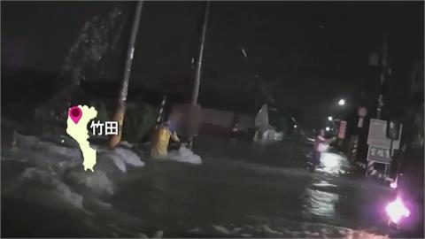 屏東連日強降雨又逢大潮！　老翁騎車誤闖積水路段險遭沖走