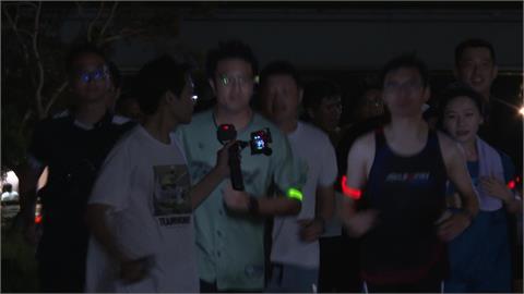 喘吁吁！沈伯洋首次加入夜跑團　3公里挑戰6分速完賽