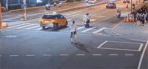 快新聞／北市公車也肇事！衝撞行人庇護島　車頭破大洞2人傷