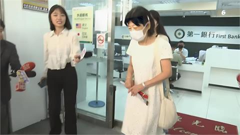快新聞／幫柯文哲辦理交保先領錢！　陳佩琪離開一銀畫面曝光