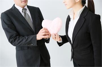 總經理偷情女特助還炫耀　老董怒：小三不要養到公司！翻臉出庭作證