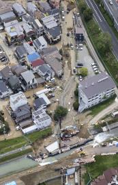 鋒面+低氣壓影響日本下大雨　　天神川水位暴漲施工中堤防潰堤