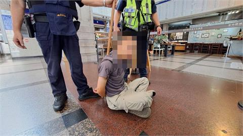 快新聞／嚇鼠！莽男偷菜刀「台中車站狂揮舞」　警祭「大外割」火速壓制逮人