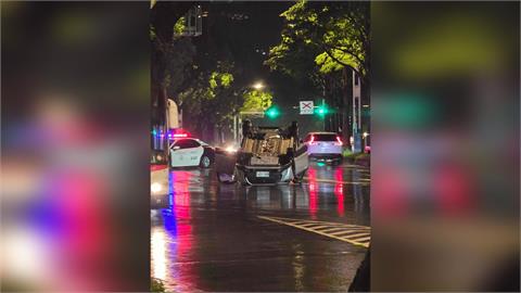 快新聞／四輪朝天！士林轎車翻路中　7旬駕駛、乘客傷勢曝光