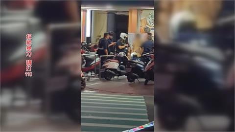 闖紅燈不滿被取締! 台中莽男怒罵.扯警安全帽