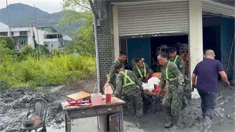 賴總統授權國軍進民宅清運　官兵救災「兩班制24小時不停歇」