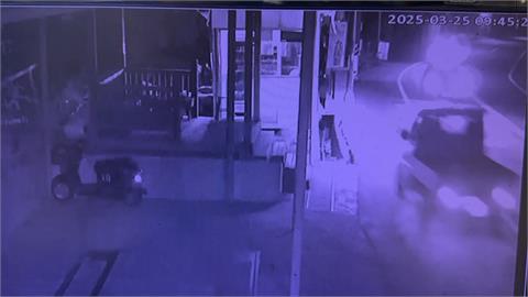 南投男開小貨車自撞電桿　上半身撞破擋風玻璃慘死