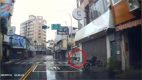 女童颱風天趴趴走！　暖警抱離路口助尋父