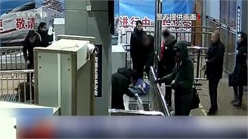 離譜！北京機場旅客連人帶包 鑽機場X光安檢機