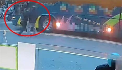 按喇叭行車糾紛比輸贏？　　遊覽車vs.休旅車駕駛街頭大戰濺血
