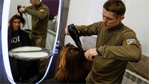 烏克蘭愛國理髮師下班化身暗夜英雄！堅守首都天際線還立功擊落無人機