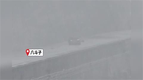 基隆傳災情! 油駁船進水"船頭沉沒" 車遭駭浪打到變形