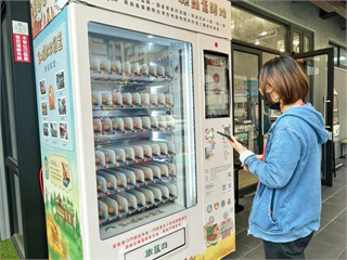 1顆25元的放牧雞蛋有人買嗎？「食二糧」首創裸蛋自動販賣機引發話題　從1顆雞蛋開始做市場教育