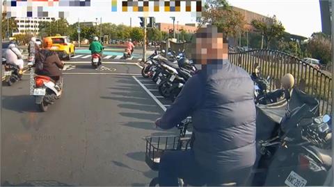 高雄行糾! 疑不滿汽車靠太近 單車騎士刻意擋道.怒瞪