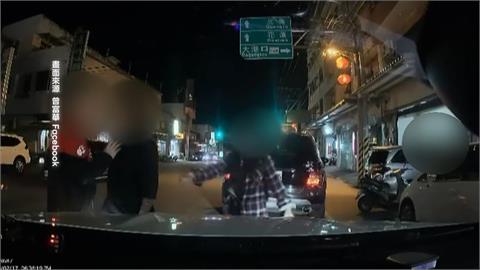年輕爸載嬰「被叭」炸怒！　竟在母親、妻子面前下車輸贏