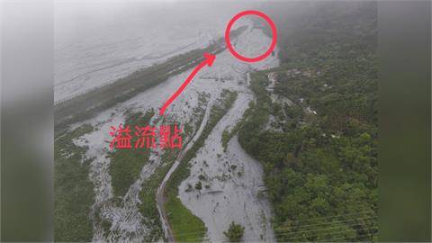 快新聞／空拍畫面曝！堰塞湖又溢流　村長：堤防破口923後通報仍沒處理