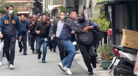 快新聞／高雄殺人魔今突被借提遭「受害親友追打」  警搬回「數箱證物」