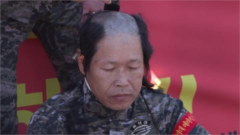 短命戒嚴！退伍軍人於總統府前「剃髮」　怒喊要尹錫悅下台