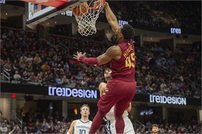 NBA(影)／騎士灰熊比賽爆發激烈衝突　連警衛都衝上來解圍