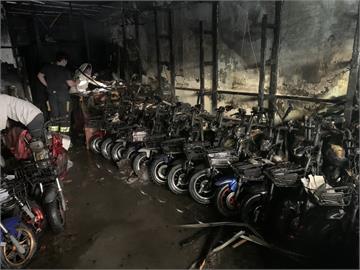 快新聞／初一祝融！新莊電動腳踏車行竄火舌　50車遭燒毀、急疏散29人