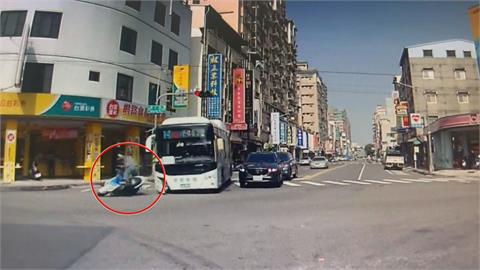 騎士被公車撞上彈飛　民眾質疑救護車減速繞過？