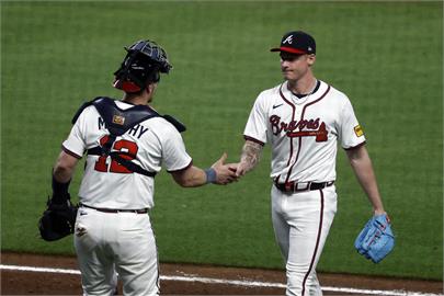 MLB(影)／兩菜鳥球員命運大不同　勇士投手差點無安打紅人外野手撞斷手