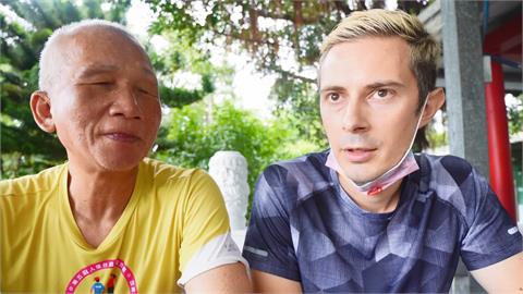 一天跑70公里！台灣最猛66歲「盲跑者」　穿拖鞋征服山路感動全網