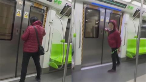 在北京地鐵噁心吐痰！中國大媽被阻止「竟變本加厲」　沒公德心下場曝光