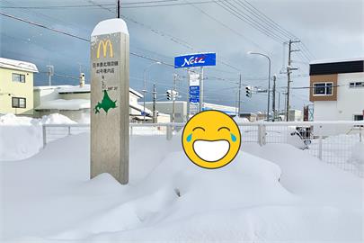 日本「最北麥當勞叔叔」慘遭雪掩埋…　惹網笑：真・冰雪奇緣？