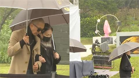 大S逝世週年揭幕「紀念雕像」！小S親友齊聚「S媽抱住痛哭」畫面曝光