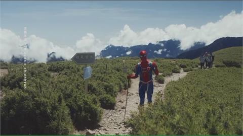合歡山狂人多!登山巧遇「蜘蛛人」 不畏低溫舞棍鏡頭前熱舞