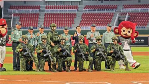 超震撼！慶祝93軍人節　黑鷹直升機現身桃園棒球場