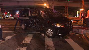 台灣大道凌晨兩車對撞  三人受困警消火速救援