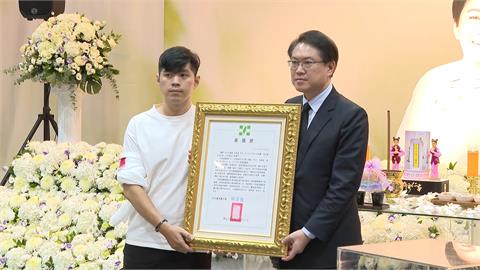 台北市議員許家蓓今告別式　吳沛憶捧斗悼念送最後一程