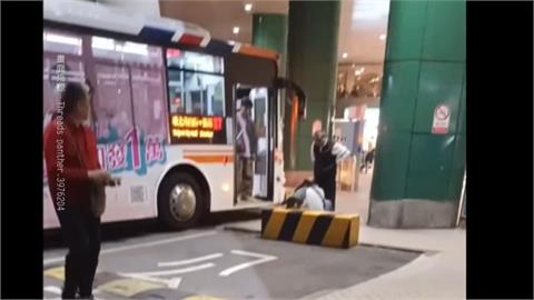 轉運站全武行！醉男想拿酒瓶砸人　和司機扭打成一團