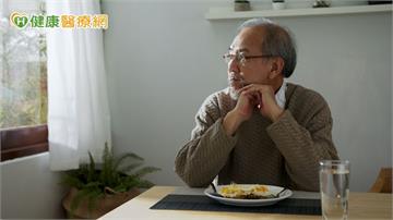  長輩不喝水後果多嚴重？醫示警：恐急性腎衰竭