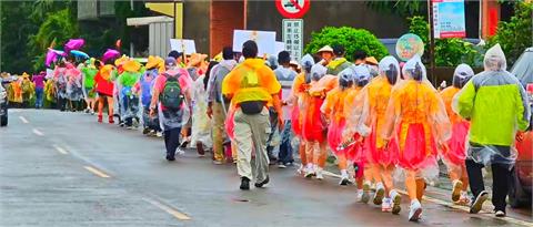 石滬媽祖「創意踩街」登場！　吸引上百人不畏風雨共襄盛舉