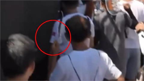 8警掛彩.昏迷仍沒驅離! 隊伍驚見"五星旗" 議員轟北市警軟弱
