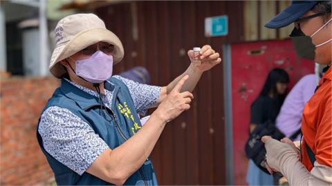 風災後接連高溫，病媒蚊指數飆高，黃偉哲請民衆巡視住家環境，倒除積水別養蚊！