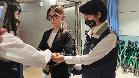 捲吸金案遭通緝！終結2343天逃亡　貴婦奈奈歸案「機場上銬」一路沉默