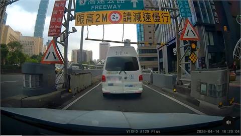 台北復康巴士硬闖限高地下道　車頂全削掉「變敞篷車」