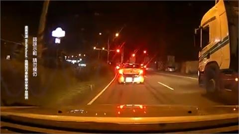深夜驚現「兩條腿掛車廂」　後方駕駛嚇壞：要報警嗎？