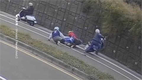台南東區2機車擦撞事故　熱心民眾扶起機車　後果...添亂幫倒忙？