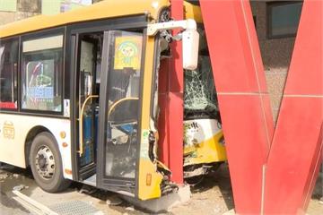 台南公車逆向撞騎樓 6乘客輕傷、駕駛重傷