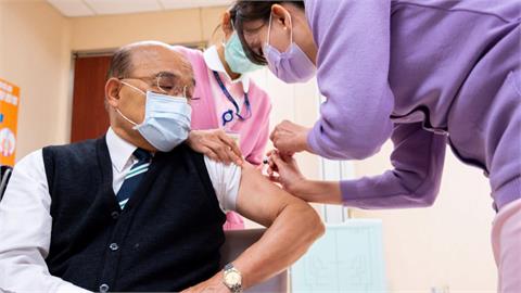 Premier Su Tseng-hang gets Taiwan’s first COVID-19 vaccine